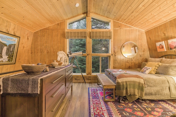 5 bedrooms, desk, iron/ironing board, travel cot