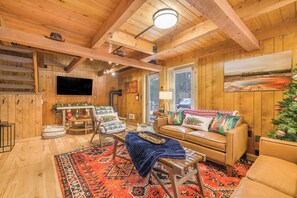 Living area - Creekside Cabin: Firepit, Game Room, Perfect for Skiing/Snowmobiling/ATV (Island Park)