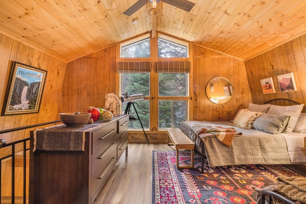 5 habitaciones, escritorio y tabla de planchar con plancha