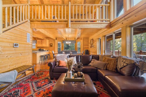 Modern Cabin w/ A/C, Hot Tub & Fire Pit – Perfect Yellowstone Basecamp