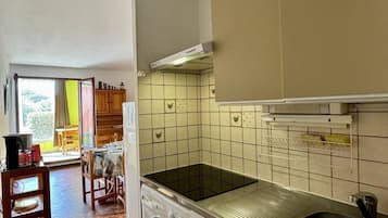 Frigorífico, horno, tostadora y utensilios de cocina