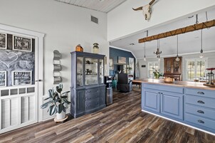 House, 1 King Bed, Patio, Mountain View | Private kitchen | Full-size fridge, microwave, oven, stovetop