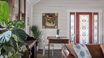 Hus, 1 kingsize-seng, terrasse, fjellutsikt | Oppholdsområde | En 55-tommers smart-TV med digitale kanaler samt Netflix