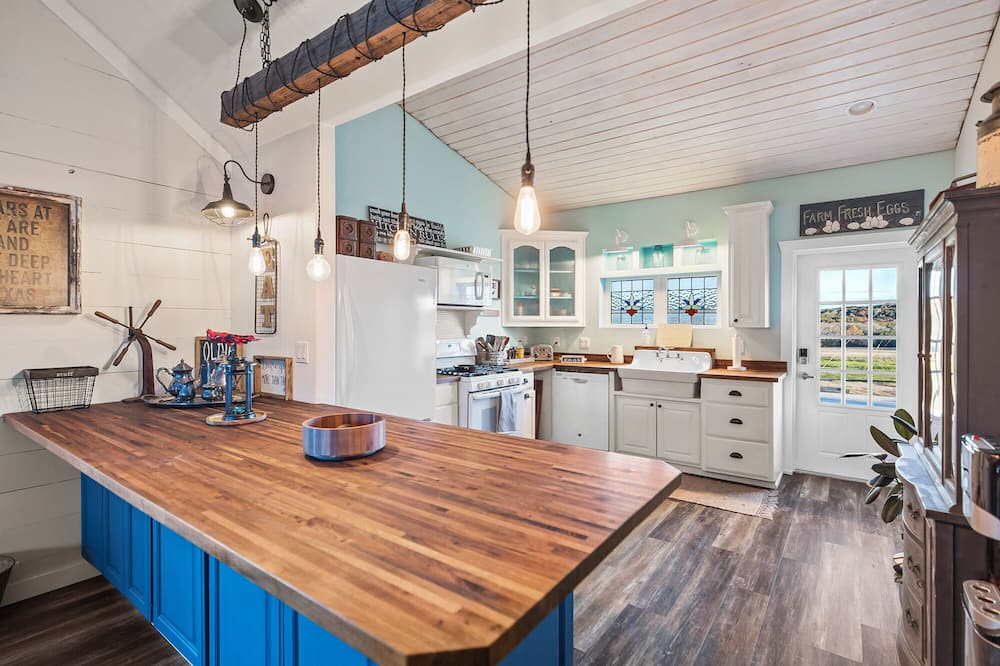 Kingsby Cottage - 1BR & Mountain Views