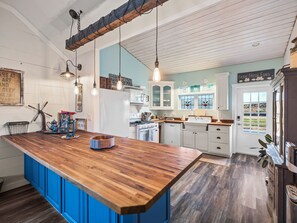 House, 1 King Bed, Patio, Mountain View | Private kitchen