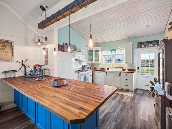 Maison, 1 très grand lit, patio, vue montagne | Cuisine privée | Grand réfrigérateur, micro-ondes, four, plaque de cuisson