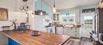 Kingsby Cottage - 1BR & Mountain Views