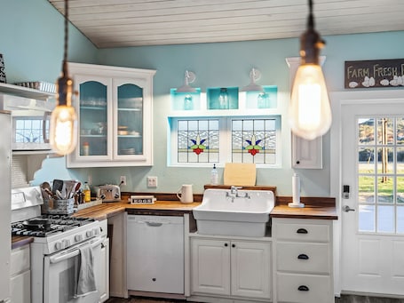 Refrigerador con freezer, microondas, horno, placa de cocina