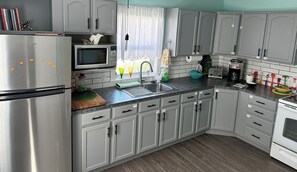 Kjøleskap, mikrobølgeovn, ovn og kokeplater