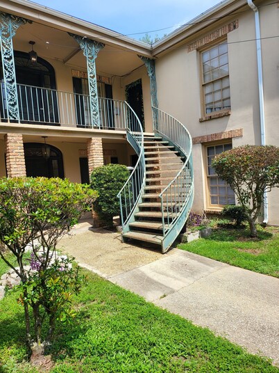 A charming 2 bedroom condo in the historic district of downtown Mobile. 