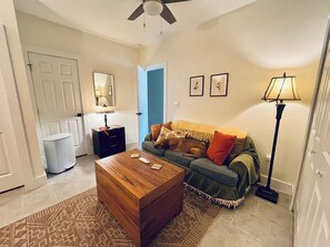 Een smart-tv en boeken