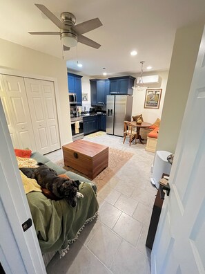 Een smart-tv en boeken