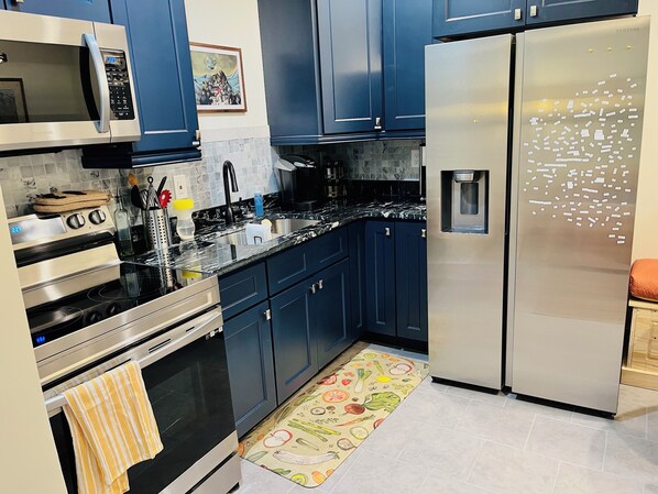 Refrigerador, microondas, horno, placa de cocina