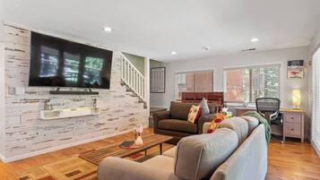 Smart TV, caminetto, studio