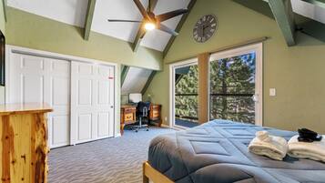 4 quartos, escrivaninha, ferros/tábuas de passar roupa, berço de viagem