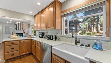 Frigorifero, forno, piano cottura, lavastoviglie