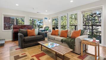 Smart TV, chimenea y oficina