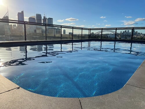 Sunny 1 Bedroom City Apartment with Rooftop Pool & BBQ