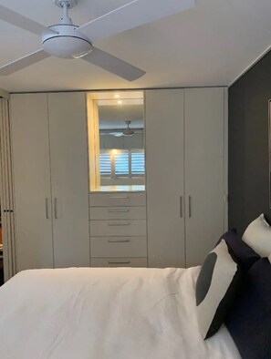 1 habitación, tabla de planchar con plancha, wifi y ropa de cama 