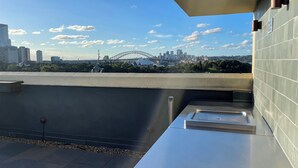 Terrassa al terrat amb vista a l'Opera de Sydney i el Pont del Harbour.