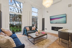 Smart TV, fireplace - Stylish Little Venice Oasis w/ Private Park (London)