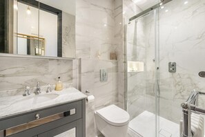 Hair dryer, towels, soap, shampoo - Stylish Little Venice Oasis w/ Private Park (London)