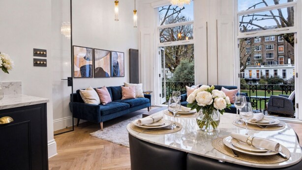 Una cocina moderna con comedor, ventanas amplias y vistas a la ciudad.