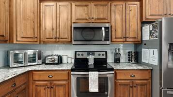 ثلاجة، ميكروويف، فرن، موقد طهي مسطح