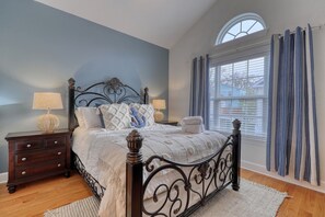 4 bedrooms, iron/ironing board, travel crib, WiFi - Discount Attraction Tickets! Stylish Home + Golf Cart + Close to Beach+Sleeps 11 (Myrtle Beach)