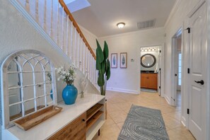 Interior - Discount Attraction Tickets! Stylish Home + Golf Cart + Close to Beach+Sleeps 11 (Myrtle Beach)