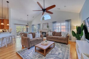 Smart TV, fireplace, table tennis - Discount Attraction Tickets! Stylish Home + Golf Cart + Close to Beach+Sleeps 11 (Myrtle Beach)