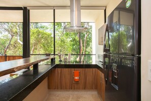 Geladeira, micro-ondas, cafeteira/chaleira, liquidificador