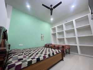 3 bedrooms, iron/ironing board, free WiFi, wheelchair access