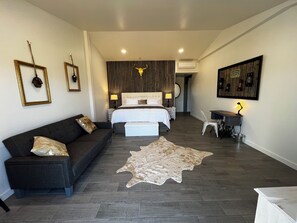 Deluxe Double Room | Egyptian cotton sheets, premium bedding, pillowtop beds - Blue Cow Guest Farm (Cornville)