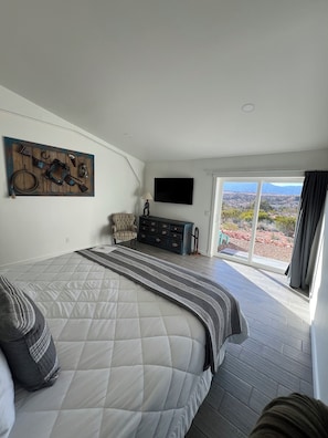 Signature Double Room | Egyptian cotton sheets, premium bedding, pillow-top beds - Blue Cow Guest Farm (Cornville)