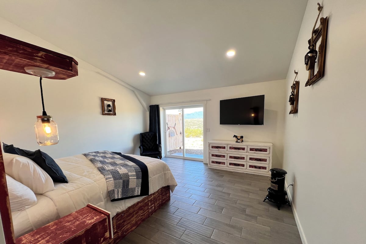 Design Double Room, 1 King Bed, Mountain View | Egyptian cotton sheets, premium bedding, pillowtop beds