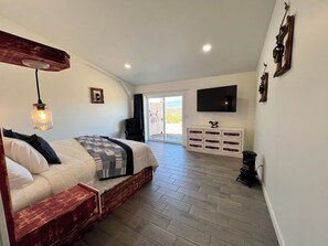 Design Double Room, 1 King Bed, Mountain View | Egyptian cotton sheets, premium bedding, pillowtop beds - Blue Cow Guest Farm (Cornville)