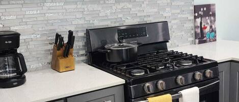 Microondas, horno, parrilla de estufa y cafetera y tetera