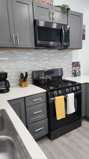 Micro-ondes, four, plaque de cuisson, cafetière/bouilloire