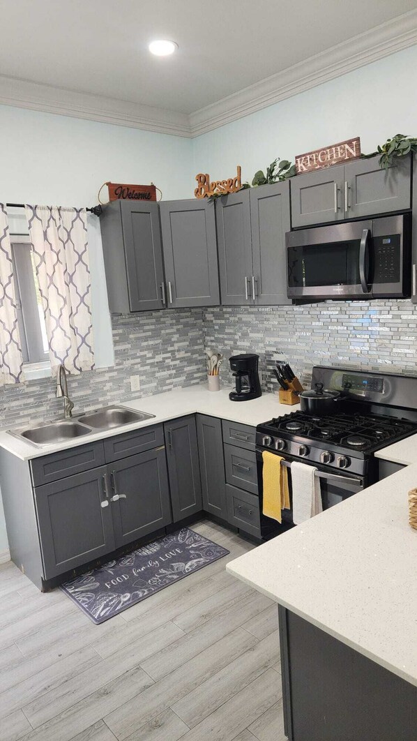 Microwave, oven, stovetop, coffee/tea maker - Charming 2-bedroom apartment with WiFi, AC in fantastic eastern Nassau (Nassau)