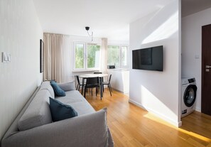 TV - Metro Stokłosy 2-Bedroom Apartment (Warszawa)