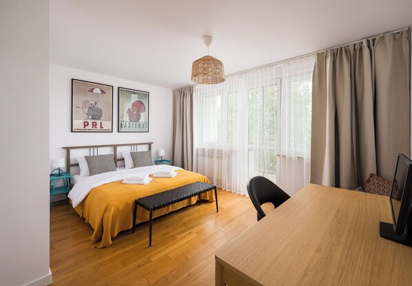 2 bedrooms, iron/ironing board, WiFi, bed sheets - Metro Stokłosy 2-Bedroom Apartment (Warszawa)