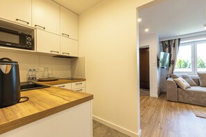 Réfrigérateur, micro-ondes, plaque de cuisson, lave-vaisselle