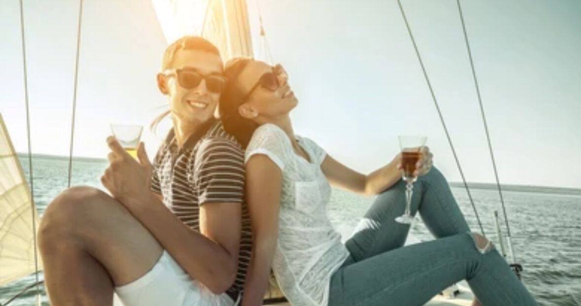 位於海灘上、白沙、遮陽傘、海灘浴巾