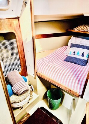 Klassiek huisje, uitzicht op baai | 2 slaapkamers, donzen dekbedden, individueel gedecoreerd