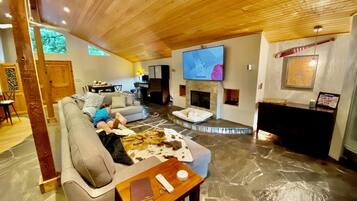 Smart TV y chimenea