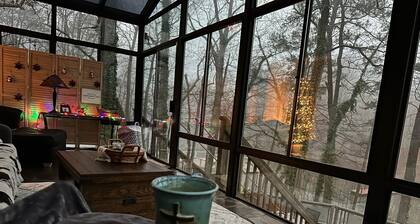 Cozy open studio cabin with a relaxing vibe on serene Lake Harding.