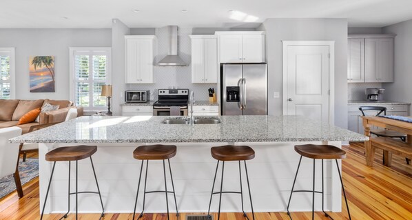 Fridge, microwave, oven, stovetop - Charming Family Home in Park Circle - Near Downtown, Beaches & Airport (N. Charleston)