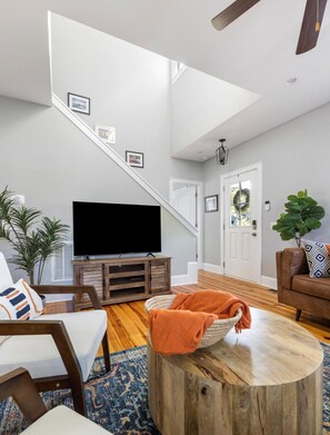 TV - Charming Family Home in Park Circle - Near Downtown, Beaches & Airport (N. Charleston)