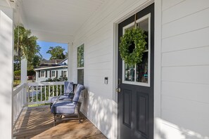 Property grounds - Charming Family Home in Park Circle - Near Downtown, Beaches & Airport (N. Charleston)